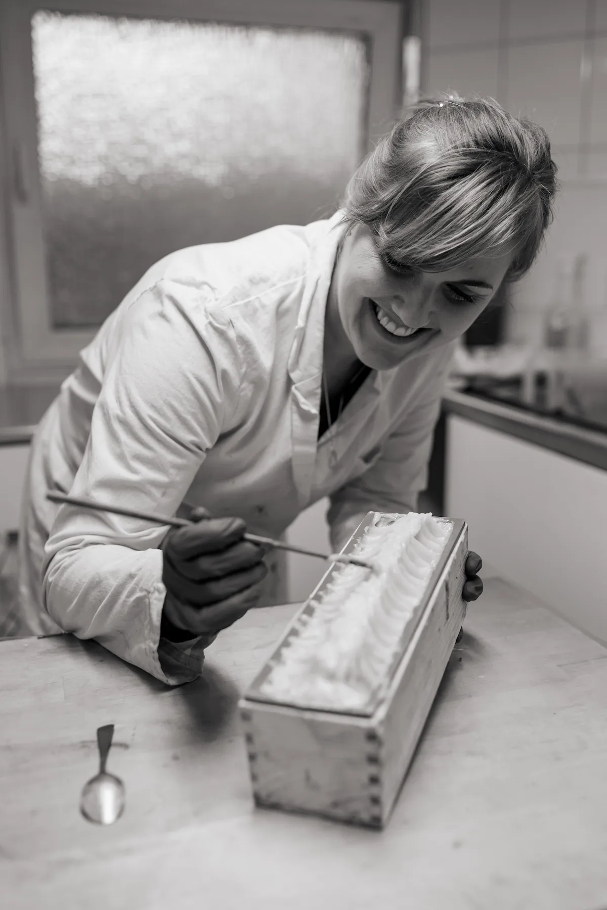 Manon bei der handwerklichen Herstellung ihrer Naturseifen