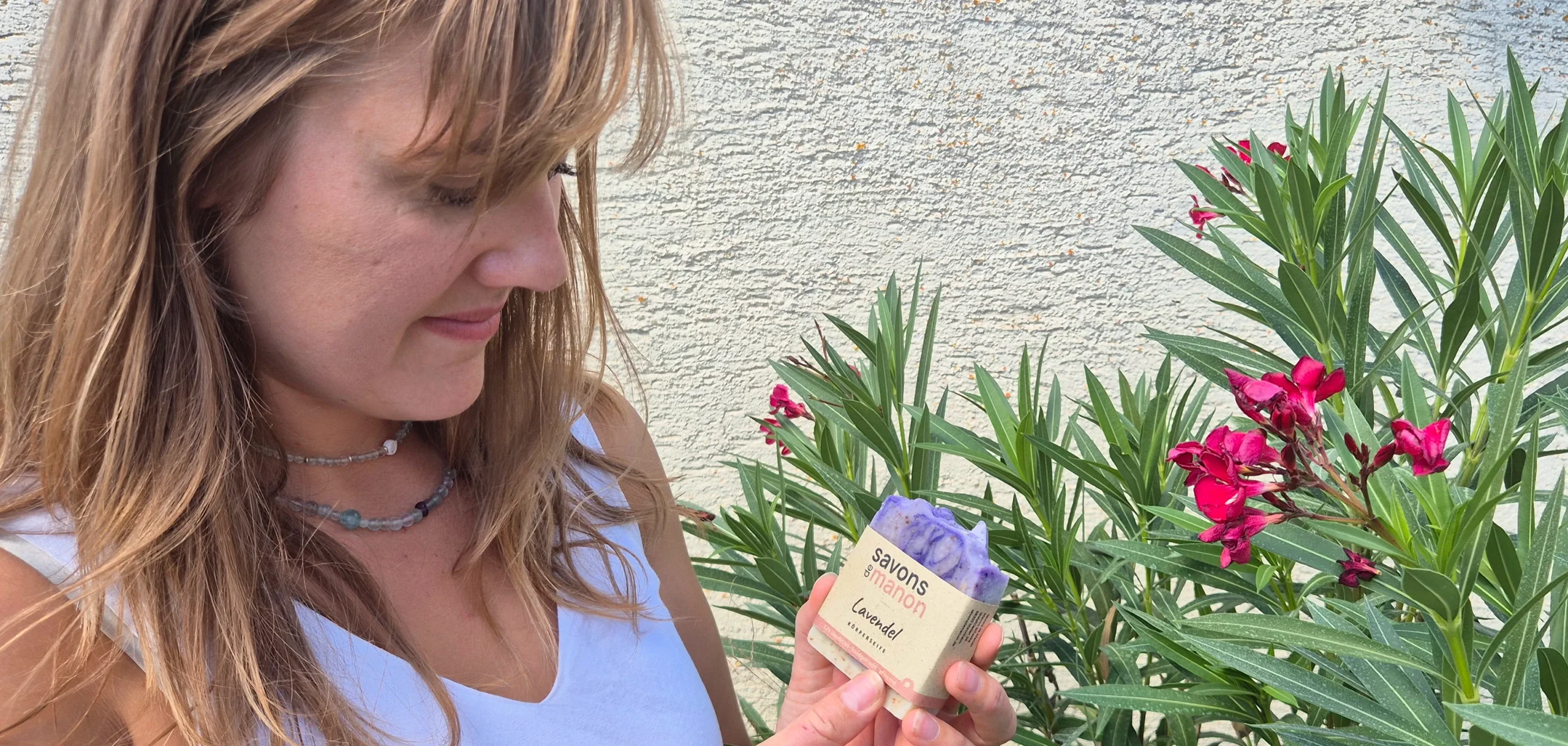 Manon von Savons de Manon bei der Herstellung handgemachter Naturseifen