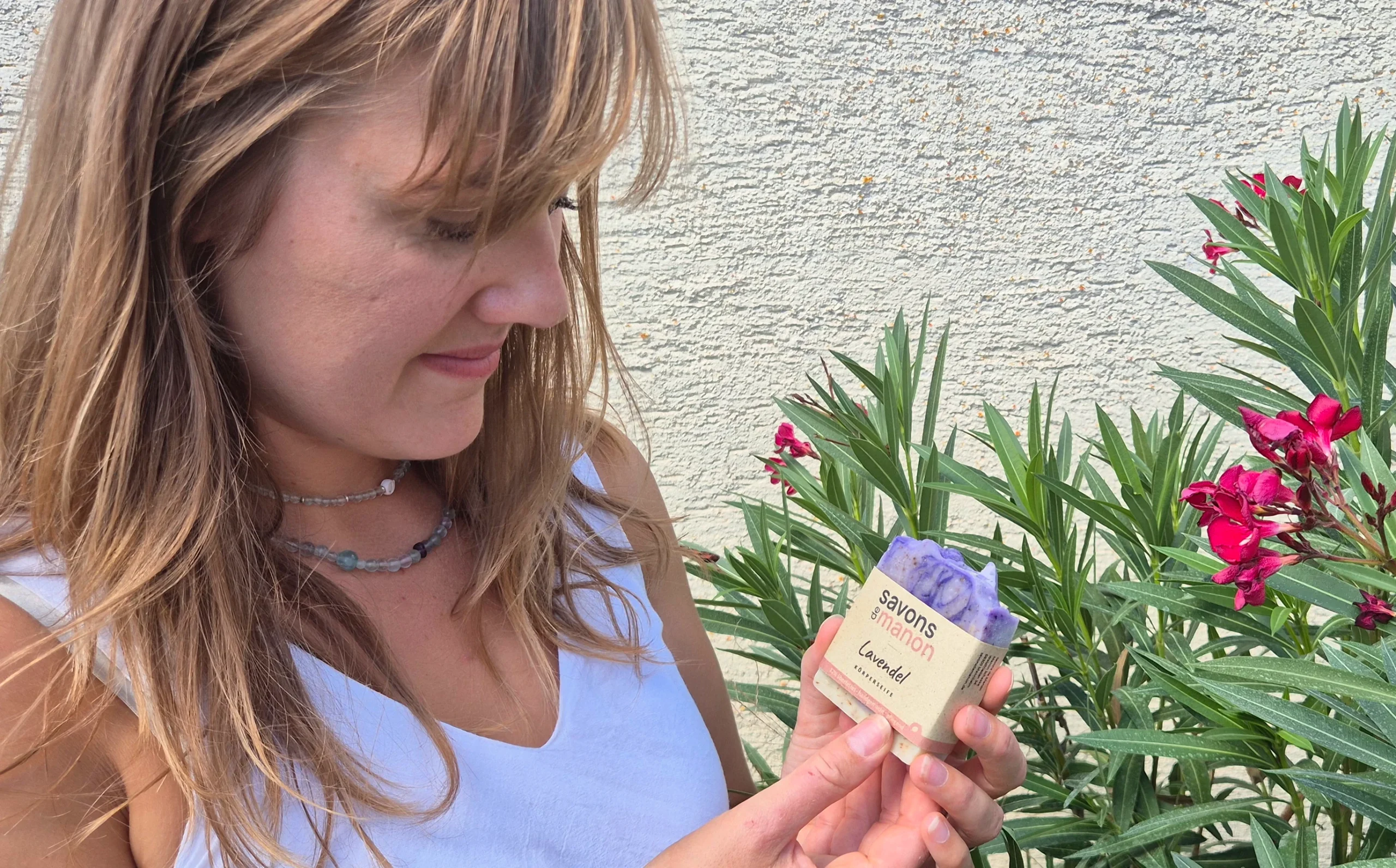 Manon bei der handwerklichen Herstellung ihrer Naturseifen