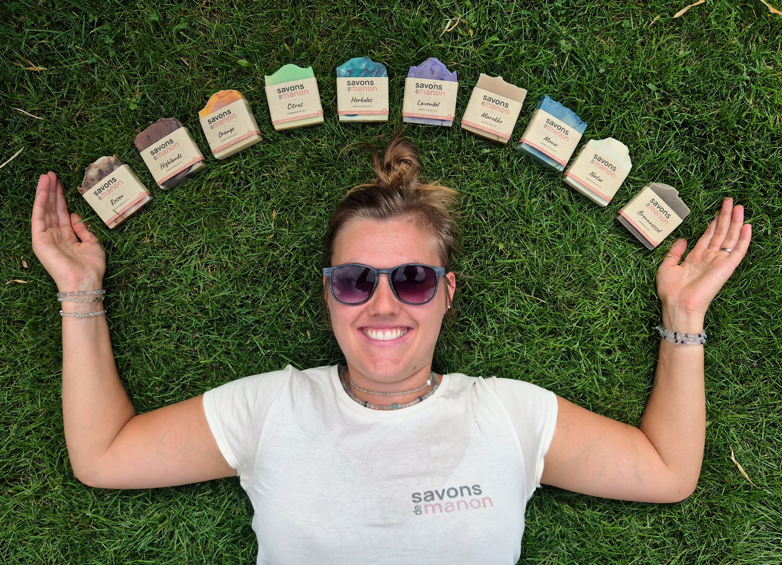 Manon bei der handwerklichen Herstellung ihrer Naturseifen